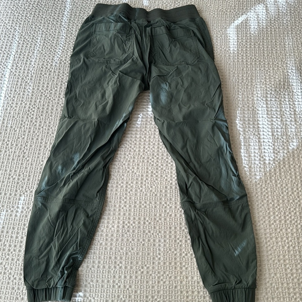 🍃 Athleta Green Size 4 Pants